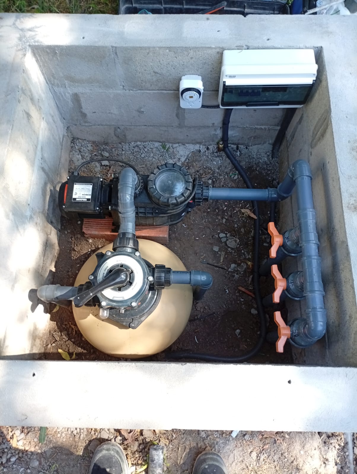 Caseta con tablero eléctrico