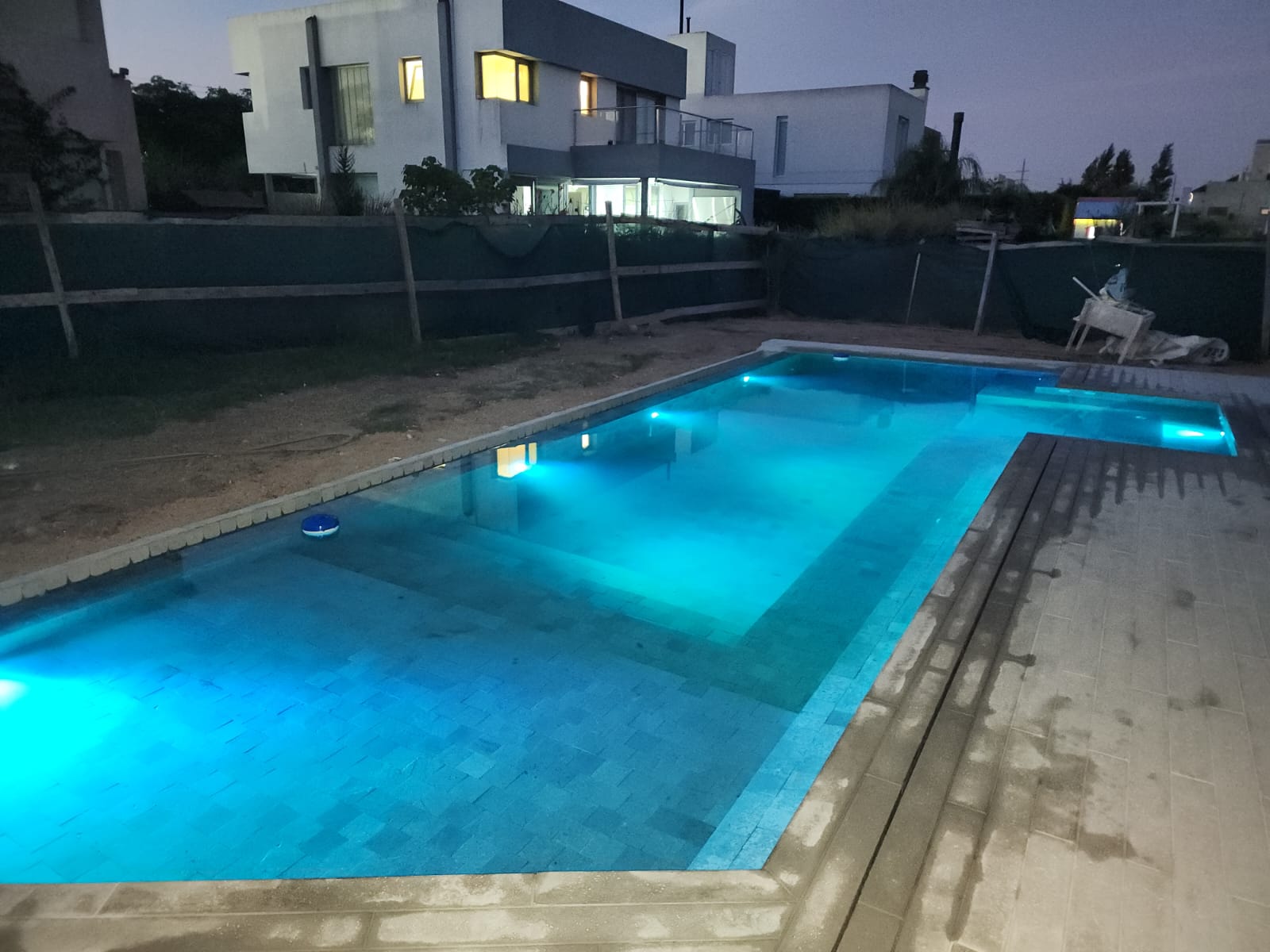 Pileta iluminada atardecer