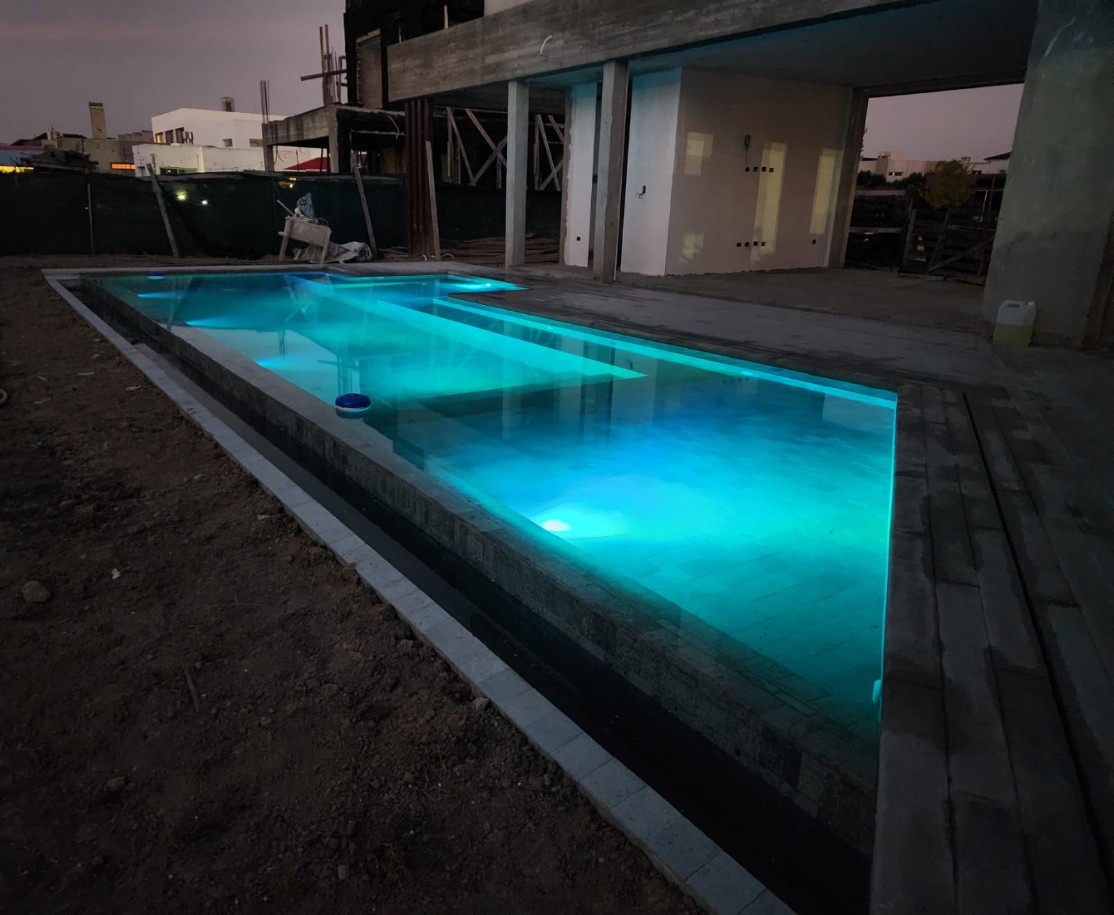 Pileta iluminada azul