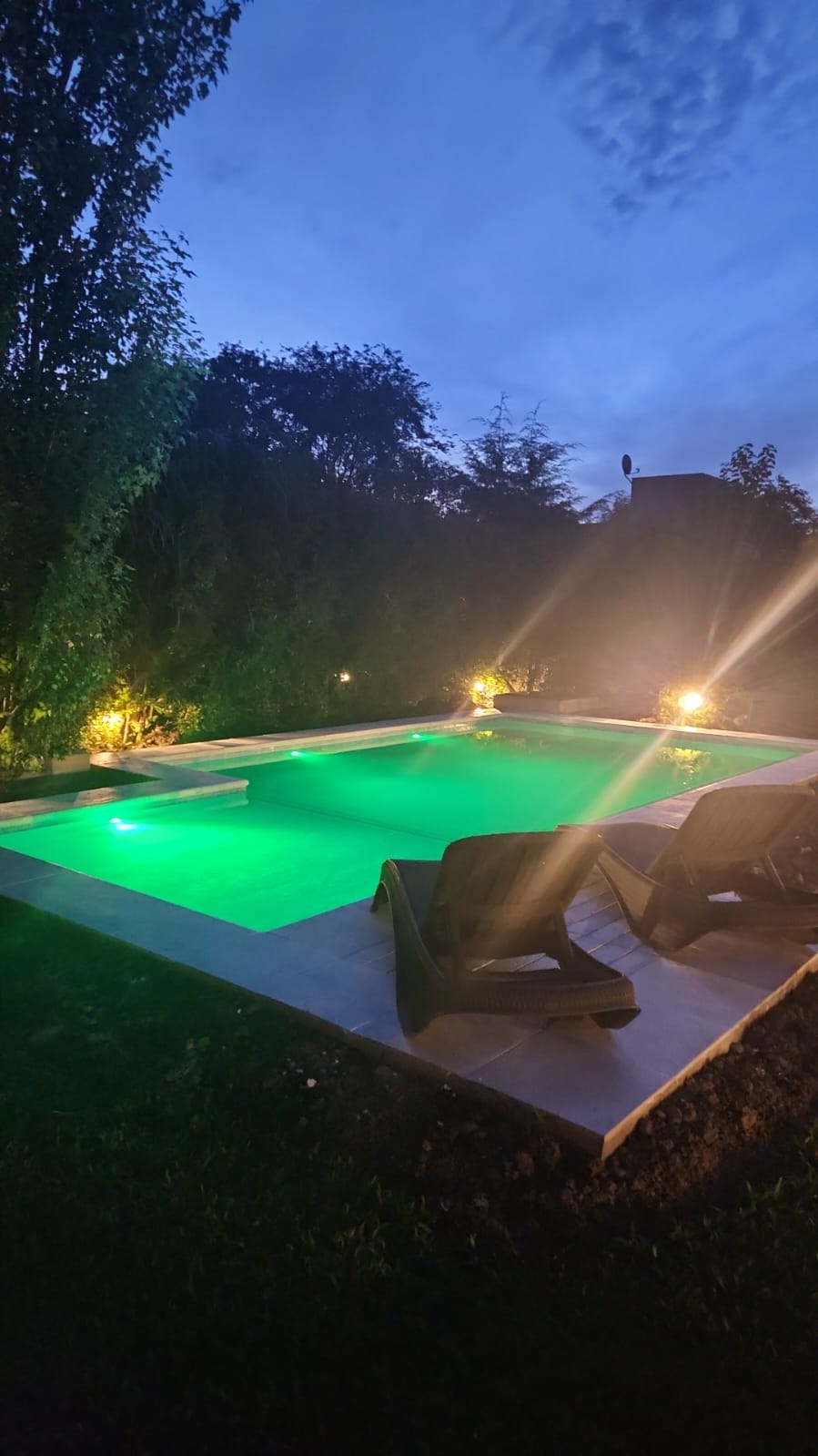 Pileta iluminada verde