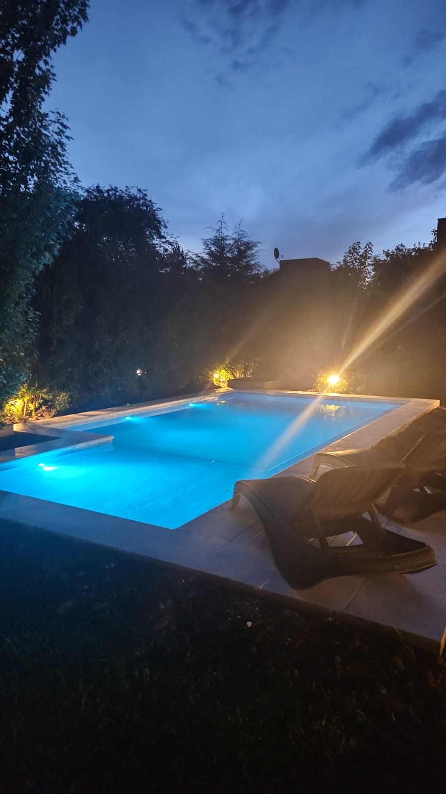 Pileta iluminada brillante